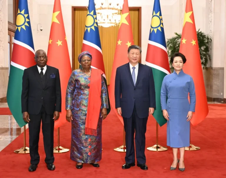 O presidente chinês Xi Jinping e sua esposa Peng Liyuan posam para uma foto em grupo com a presidente da Namíbia, Netumbo Nandi-Ndaitwah, e seu cônjuge Epaphras Denga Ndaitwah, antes das conversas entre Xi e Netumbo Nandi-Ndaitwah em Pequim, capital da China, em 10 de julho de 2026. Xi realizou conversas com Netumbo Nandi-Ndaitwah, que está em visita de Estado à China, no Grande Salão do Povo em Pequim, na sexta-feira. (Xinhua/Li Xiang)