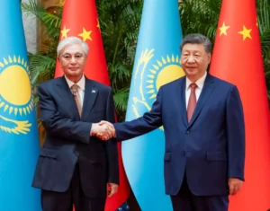 Xi se encontra com presidente cazaque em Xangai