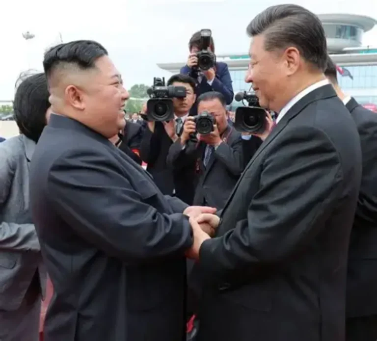 Xi Jinping, secretário-geral do Comitê Central do Partido Comunista da China e presidente chinês, e Kim Jong Un, secretário-geral do Partido dos Trabalhadores da Coreia (PTC) e presidente dos Assuntos de Estado da República Popular Democrática da Coreia (RPDC), trocaram no sábado parabéns pelo 65º aniversário da assinatura do Tratado de Amizade China-RPDC, Cooperação e Assistência Mútua. Em sua mensagem, Xi afirmou que, em 1961, as gerações mais velhas de líderes da China e da RPDC assinaram o Tratado de Amizade, Cooperação e Assistência Mútua China-RPDC, estabelecendo uma importante base política e jurídica para consolidar a amizade forjada no sangue entre os dois povos. O tratado desempenhou um papel importante na promoção da amizade China-RPDC e na salvaguarda da paz e estabilidade na região e além, afirmou. Nos últimos 65 anos, os dois lados mantiveram o espírito do tratado, apoiaram-se mutuamente, permaneceram unidos, cooperaram estreitamente e trabalharam juntos, demonstrando vividamente as características definidoras das relações China-RPDC — amizade passada de geração em geração, um futuro compartilhado e apoio mútuo, disse ele. Xi destacou uma visita de Estado bem-sucedida à RPDC em junho, quando alcançou um importante consenso com Kim sobre consolidar e dar continuidade à amizade tradicional entre China e RPDC, enriquecendo-a com novas dimensões, fornecendo orientação estratégica e um novo plano para o desenvolvimento das relações China-RPDC na nova era. Diante de um mundo em rápida evolução que passa por mudanças profundas nunca vistas em um século, Xi expressou disposição para trabalhar com Kim para fortalecer ainda mais a comunicação estratégica, manter as relações China-RPDC no caminho certo e orientar a cooperação bilateral amistosa para trazer maiores benefícios aos dois povos, a fim de contribuir positivamente para a promoção da paz e do desenvolvimento regional. Não importa como o cenário internacional evolua, a posição firme do Partido e do governo da China de dar grande importância à amizade tradicional entre China e RPDC permanecerá inalterada; o firme apoio a Kim na liderança da causa socialista da RPDC permanecerá inalterado; e a determinação de salvaguardar os interesses comuns de ambos os lados e manter um ambiente estratégico favorável permanecerá inalterada, afirmou. Xi expressou confiança de que, sob a liderança do PTC liderado por Kim, o povo da RPDC implementará plenamente as decisões e arranjos do Nono Congresso do PTC e continuará a alcançar novos e maiores sucessos em sua causa socialista.