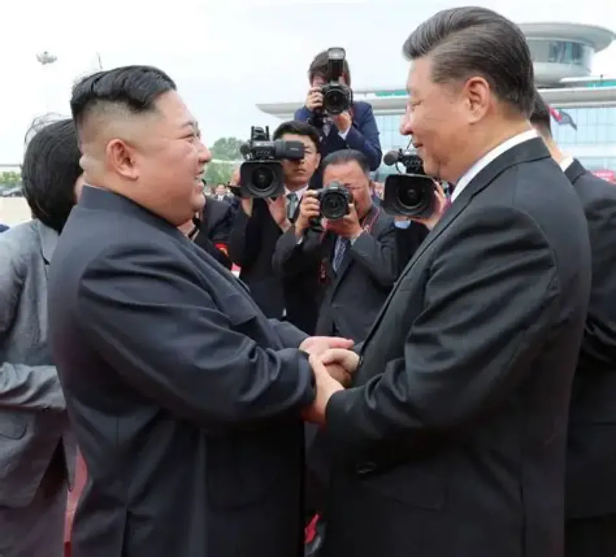 Xi Jinping, secretário-geral do Comitê Central do Partido Comunista da China e presidente chinês, e Kim Jong Un, secretário-geral do Partido dos Trabalhadores da Coreia (PTC) e presidente dos Assuntos de Estado da República Popular Democrática da Coreia (RPDC), trocaram no sábado parabéns pelo 65º aniversário da assinatura do Tratado de Amizade China-RPDC, Cooperação e Assistência Mútua. Em sua mensagem, Xi afirmou que, em 1961, as gerações mais velhas de líderes da China e da RPDC assinaram o Tratado de Amizade, Cooperação e Assistência Mútua China-RPDC, estabelecendo uma importante base política e jurídica para consolidar a amizade forjada no sangue entre os dois povos. O tratado desempenhou um papel importante na promoção da amizade China-RPDC e na salvaguarda da paz e estabilidade na região e além, afirmou. Nos últimos 65 anos, os dois lados mantiveram o espírito do tratado, apoiaram-se mutuamente, permaneceram unidos, cooperaram estreitamente e trabalharam juntos, demonstrando vividamente as características definidoras das relações China-RPDC — amizade passada de geração em geração, um futuro compartilhado e apoio mútuo, disse ele. Xi destacou uma visita de Estado bem-sucedida à RPDC em junho, quando alcançou um importante consenso com Kim sobre consolidar e dar continuidade à amizade tradicional entre China e RPDC, enriquecendo-a com novas dimensões, fornecendo orientação estratégica e um novo plano para o desenvolvimento das relações China-RPDC na nova era. Diante de um mundo em rápida evolução que passa por mudanças profundas nunca vistas em um século, Xi expressou disposição para trabalhar com Kim para fortalecer ainda mais a comunicação estratégica, manter as relações China-RPDC no caminho certo e orientar a cooperação bilateral amistosa para trazer maiores benefícios aos dois povos, a fim de contribuir positivamente para a promoção da paz e do desenvolvimento regional. Não importa como o cenário internacional evolua, a posição firme do Partido e do governo da China de dar grande importância à amizade tradicional entre China e RPDC permanecerá inalterada; o firme apoio a Kim na liderança da causa socialista da RPDC permanecerá inalterado; e a determinação de salvaguardar os interesses comuns de ambos os lados e manter um ambiente estratégico favorável permanecerá inalterada, afirmou. Xi expressou confiança de que, sob a liderança do PTC liderado por Kim, o povo da RPDC implementará plenamente as decisões e arranjos do Nono Congresso do PTC e continuará a alcançar novos e maiores sucessos em sua causa socialista.
