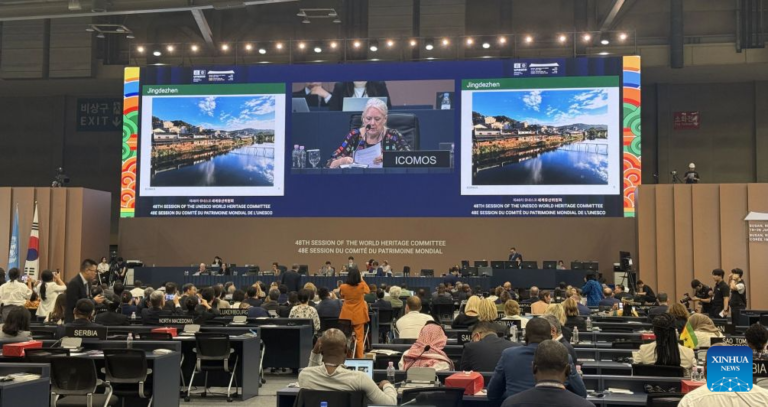 Esta foto, tirada em 25 de julho de 2026, mostra uma cena durante a 48ª sessão do Comitê do Patrimônio Mundial em Busan, Coreia do Sul. A Organização das Nações Unidas para a Educação, a Ciência e a Cultura (UNESCO) adicionou os Sítios da Indústria de Porcelana Artesanal de Jingdezhen, na China, à Lista do Patrimônio Mundial no sábado, durante a 48ª sessão do Comitê do Patrimônio Mundial realizada em Busan, Coreia do Sul. A inscrição eleva o número total de sítios do Patrimônio Mundial na China para 61. (Xinhua/Yao Qilin)
