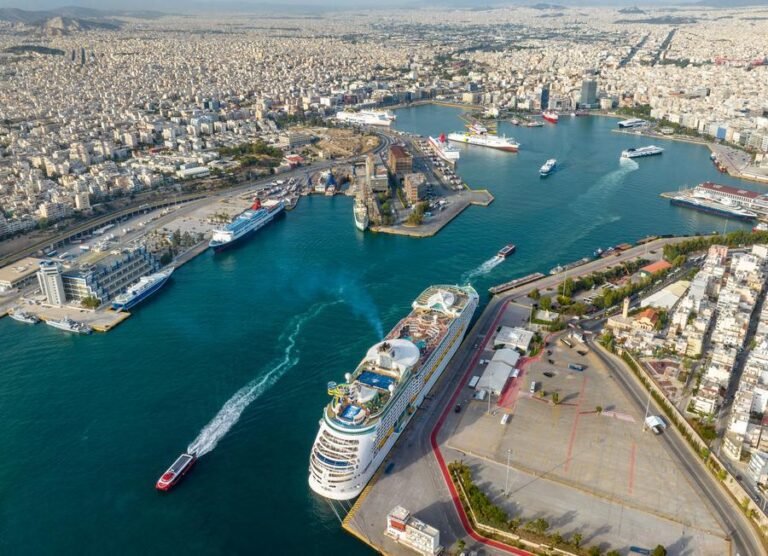 Esta foto aérea de arquivo, tirada em 26 de julho de 2023, mostra uma vista do Porto de Pireu, na Grécia. (Autoridade Portuária de Pireu/Divulgação via Xinhua)