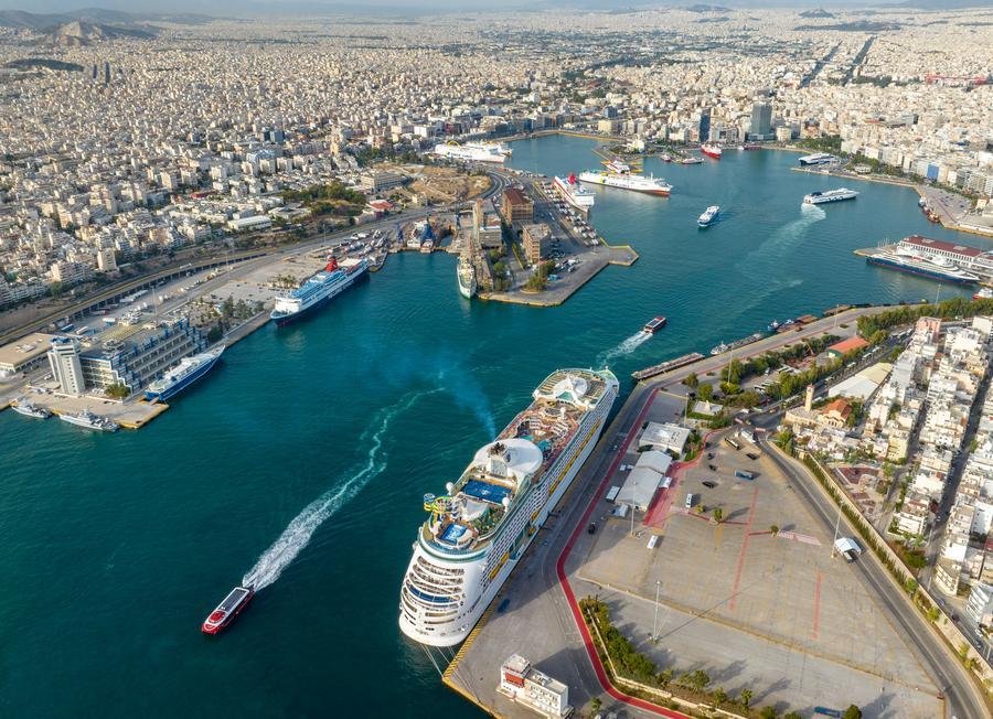 Esta foto aérea de arquivo, tirada em 26 de julho de 2023, mostra uma vista do Porto de Pireu, na Grécia. (Autoridade Portuária de Pireu/Divulgação via Xinhua)