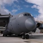 Esta captura de tela de um vídeo gravado em 27 de agosto de 2026 mostra uma aeronave de transporte Y-20 do comando do teatro de operações ocidental após sua chegada a um aeroporto na Região Autônoma do Tibete, no sudoeste da China. (Foto de Gu Kuoye/Xinhua)