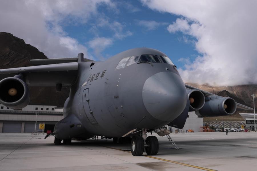 Esta captura de tela de um vídeo gravado em 27 de agosto de 2026 mostra uma aeronave de transporte Y-20 do comando do teatro de operações ocidental após sua chegada a um aeroporto na Região Autônoma do Tibete, no sudoeste da China. (Foto de Gu Kuoye/Xinhua)