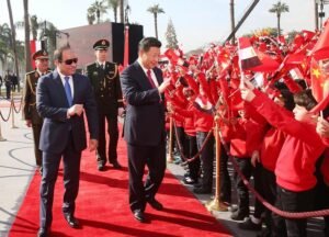 O presidente chinês Xi Jinping participa de uma grande cerimônia de boas-vindas antes de conversas com o presidente egípcio Abdel-Fattah al-Sisi, em frente ao Palácio de Qubba, no Cairo, Egito, em 21 de janeiro de 2016. (Xinhua/Yao Dawei)