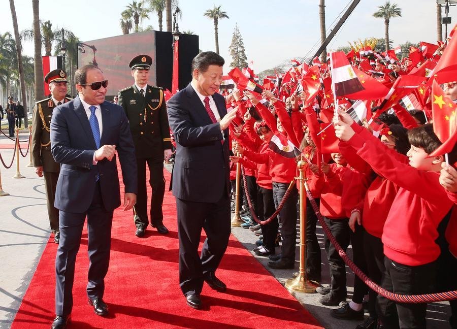 O presidente chinês Xi Jinping participa de uma grande cerimônia de boas-vindas antes de conversas com o presidente egípcio Abdel-Fattah al-Sisi, em frente ao Palácio de Qubba, no Cairo, Egito, em 21 de janeiro de 2016. (Xinhua/Yao Dawei)