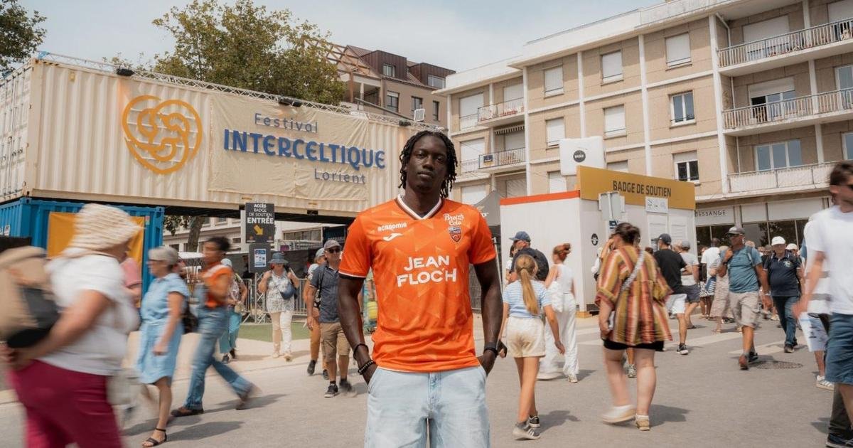 Mercado oficial: Lorient apresenta Faye