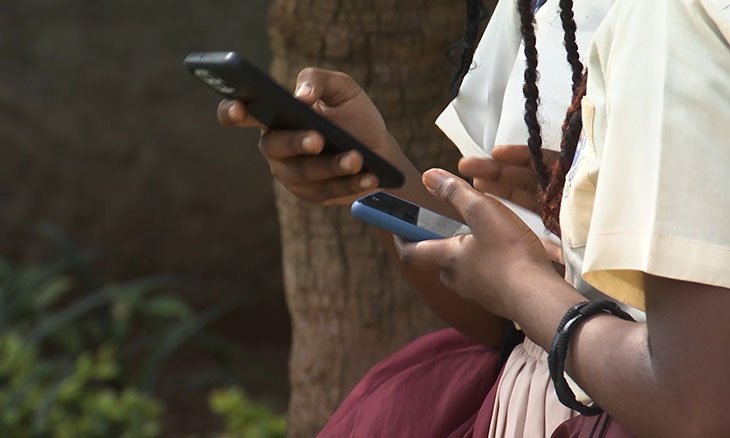 E se Moçambique impusesse regras rigorosas às redes sociais para jovens?