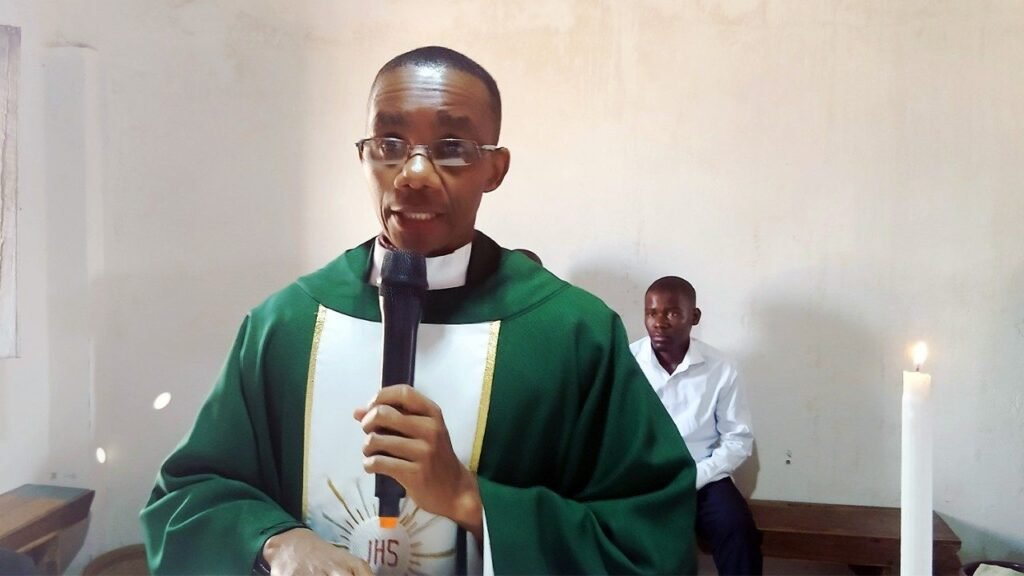 Padre Cornélio Raul: “perante sofrimentos e...