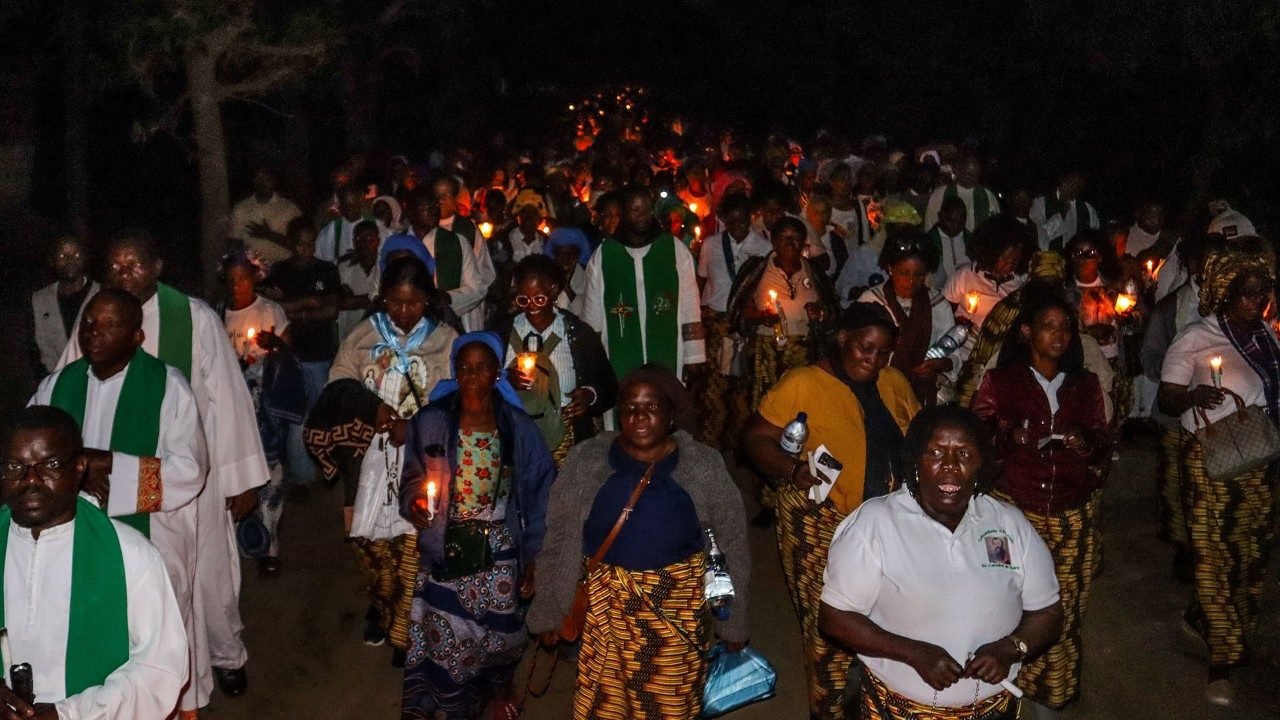 Moçambique - I Peregrinação ao Santuário de Búzi -...