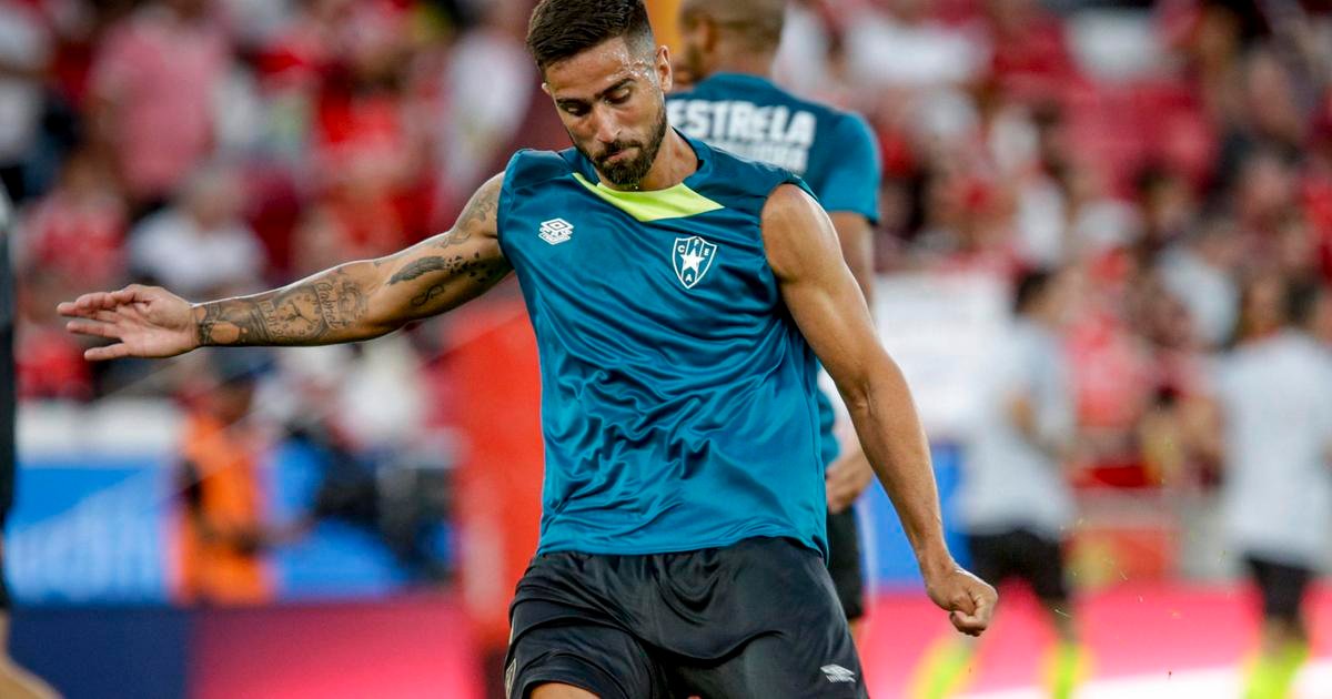 Oficial: E. Amadora rescinde com avançado