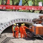 Funcionários trabalham em um canteiro de obras do projeto ferroviário China-Quirguistão-Uzbequistão, em Jalalabad, Quirguistão, em 29 de abril de 2025. (Foto de Roman Gainanov/Xinhua)