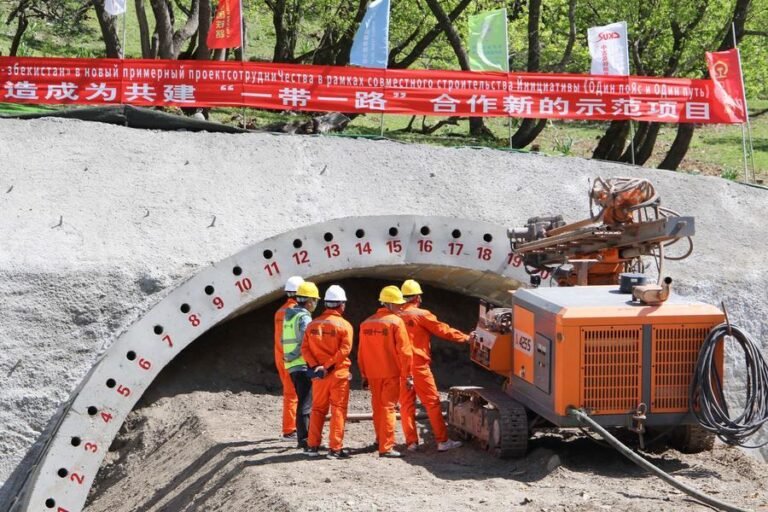 Funcionários trabalham em um canteiro de obras do projeto ferroviário China-Quirguistão-Uzbequistão, em Jalalabad, Quirguistão, em 29 de abril de 2025. (Foto de Roman Gainanov/Xinhua)