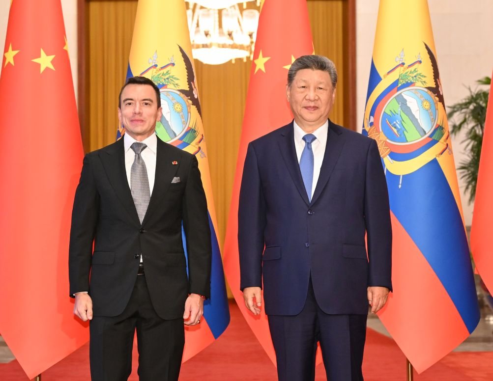 O presidente chinês, Xi Jinping, enfatizou na terça-feira que a China e o Equador devem fortalecer a sinergia de suas estratégias de desenvolvimento e implementar o plano de cooperação para a construção conjunta da Iniciativa Cinturão e Rota. Xi Jinping afirmou, durante conversas com o presidente da República do Equador, Daniel Roy-Gilchrist Noboa Azín, que os dois países devem concretizar os projetos de cooperação nas áreas de energia, minerais, infraestrutura, finanças e outros setores, e explorar ativamente a cooperação em áreas como economia digital, desenvolvimento sustentável, novas energias e inteligência artificial. Noboa está em visita de Estado à China de 16 a 23 de agosto, a convite de Xi. Ao observar que este ano marca o 10º aniversário da parceria estratégica abrangente China-Equador, Xi disse que, independentemente de como o cenário internacional mude, a China sempre encarou as relações China-Equador de uma perspectiva estratégica e de longo prazo. A China está pronta para trabalhar com o Equador para elevar continuamente as relações bilaterais a novos patamares e proporcionar maiores benefícios aos povos de ambos os países, afirmou ele. Xi Jinping afirmou que a China respeita e apoia o Equador na busca por um caminho de desenvolvimento que se adeque às suas condições nacionais. Acrescentou que a China está disposta a intensificar os intercâmbios entre os dois países em diversos setores, incluindo governos, legislaturas e partidos políticos, e a promover a troca de experiências em matéria de governança. O presidente chinês incentivou ambos os lados a continuarem a explorar o potencial do acordo de livre comércio para que seus benefícios possam alcançar mais empresas e consumidores. Ele também expressou a disposição da China em cooperar com o Equador em áreas como saúde, combate à pobreza, prevenção e mitigação de desastres, em apoio ao desenvolvimento nacional do Equador. Ao descrever a China como um parceiro e amigo importante do Equador, Noboa afirmou que as relações bilaterais entraram em uma nova fase, trazendo benefícios tangíveis para os dois povos. Ele afirmou que o Equador está disposto a aprofundar a confiança política mútua com a China, apoia a China na salvaguarda de sua soberania e integridade territorial e respeita a posição da China sobre a questão de Taiwan. Observando que o Equador atribui grande importância à cooperação com a China, Noboa apelou para que ambos os lados fortaleçam a cooperação mutuamente benéfica nas áreas da economia e comércio, finanças, minerais, energias renováveis, ciência e tecnologia, cultura e outras. O Equador expandirá suas exportações para a China e acolhe com satisfação a vinda de mais empresas chinesas para investir e operar no país, o que deverá contribuir para melhorar o bem-estar da população e facilitar o desenvolvimento nacional, acrescentou. Os dois chefes de Estado trocaram opiniões sobre a situação na região da América Latina e do Caribe. Xi Jinping afirmou que a China apoia os países latino-americanos na defesa da independência e autossuficiência, na busca da cooperação internacional com base em seus interesses nacionais e na salvaguarda da paz e estabilidade regionais. Xi Jinping enfatizou que a China sempre defendeu que o status da região da América Latina e do Caribe como zona de paz não deve ser prejudicado, o curso de desenvolvimento e revitalização dos países da América Latina e do Caribe não deve ser interrompido e o direito desses países de escolherem seus parceiros de cooperação de forma independente não deve ser violado. Observando que o Equador valoriza muito a posição e o papel da China, Noboa disse que o Equador está sempre disposto a ser um bom amigo da China do outro lado do Oceano Pacífico. Após as conversas, os dois chefes de Estado participaram de uma cerimônia de assinatura de diversos acordos de cooperação em áreas como indústria verde, cooperação econômica e comercial, economia digital e bem-estar da população. Antes das conversas no Grande Salão do Povo, Xi realizou uma cerimônia de boas-vindas para Noboa. Xi também ofereceu um banquete de boas-vindas para ele à noite. ■ O presidente chinês Xi Jinping conversa com o presidente da República do Equador, Daniel Roy-Gilchrist Noboa Azín, que está em visita de Estado à China, no Grande Salão do Povo, em Pequim, capital da China, em 18 de agosto de 2026. (Xinhua/Li Xiang) O presidente chinês Xi Jinping conversa com o presidente da República do Equador, Daniel Roy-Gilchrist Noboa Azín, que está em visita de Estado à China, no Grande Salão do Povo, em Pequim, capital da China, em 18 de agosto de 2026. (Xinhua/Zhang Ling) O presidente chinês Xi Jinping realiza uma cerimônia de boas-vindas para o presidente da República do Equador, Daniel Roy-Gilchrist Noboa Azín, no Salão Norte do Grande Salão do Povo, antes de suas conversas em Pequim, capital da China, em 18 de agosto de 2026. Xi conversou com Noboa, que está em visita de Estado à China, em Pequim, na terça-feira. (Xinhua/Liu Bin)