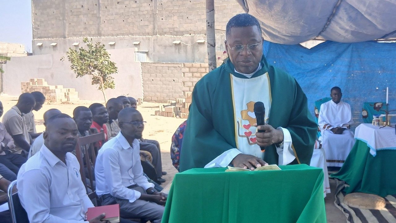 Moçambique - P. Abel Baptista exorta os cristãos  à...