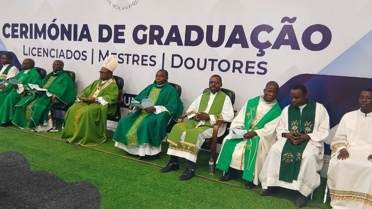 Eucaristia durante a cerim&oacute;nia de gradua&ccedil;&atilde;o, em Nampula, de 690 estudantes
