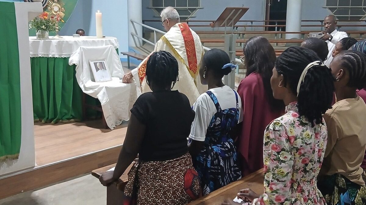 Moçambique. Jovens da paróquia Santa Cruz em Nampula...
