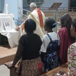 Moçambique. Jovens da paróquia Santa Cruz em Nampula...