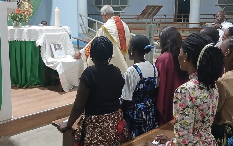 Moçambique. Jovens da paróquia Santa Cruz em Nampula...