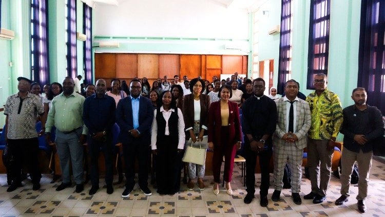 Participantes no simp&oacute;sio sobre a Magnifica Humanitas do Papa Le&atilde;o - foto de grupo